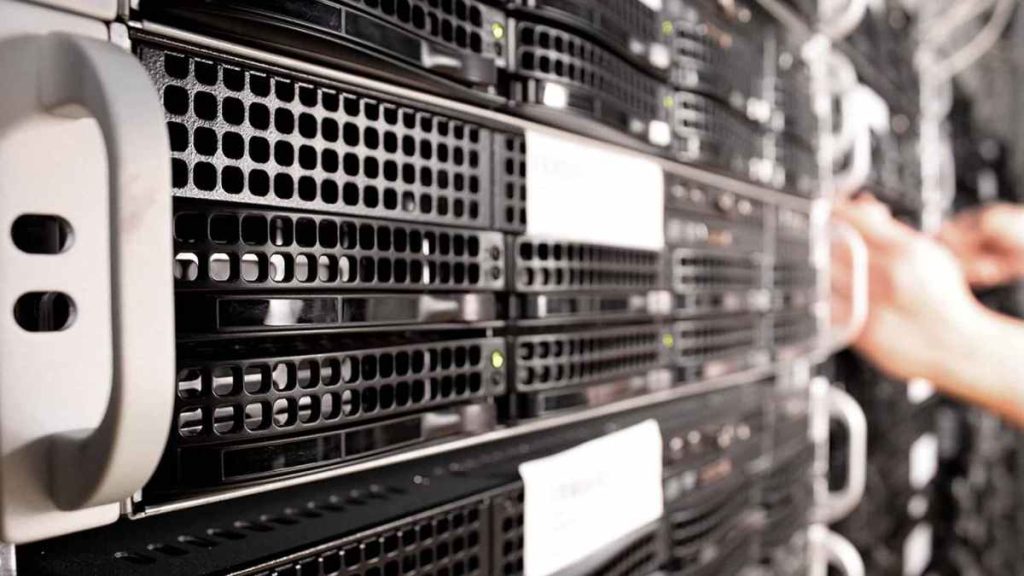 4 Factors to Consider Before Choosing a Hosting Provider